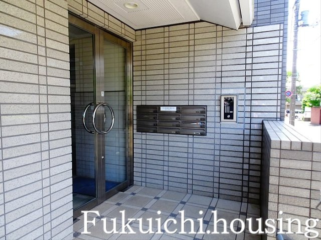 パインコート赤堤のエントランス