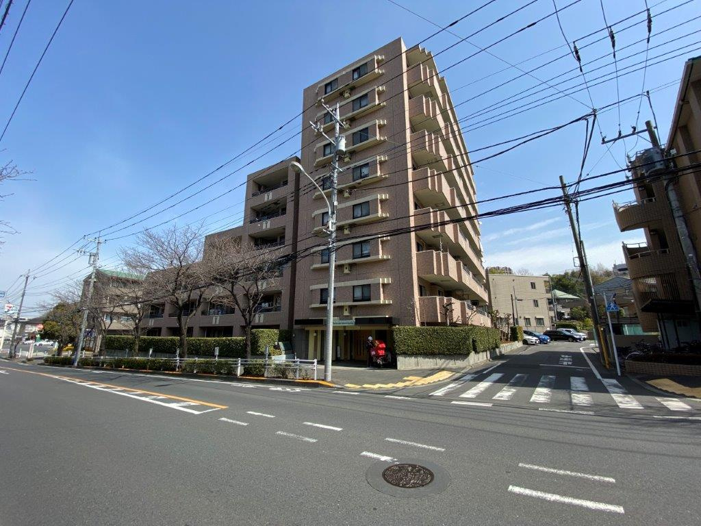 多摩ニュータウン通りから少し離れた周辺交通量の少ない立地です。
