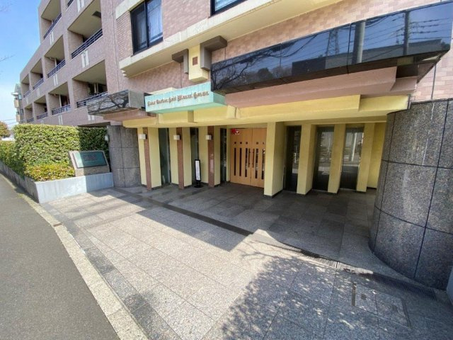 落ち着いた雰囲気のエントランスです。