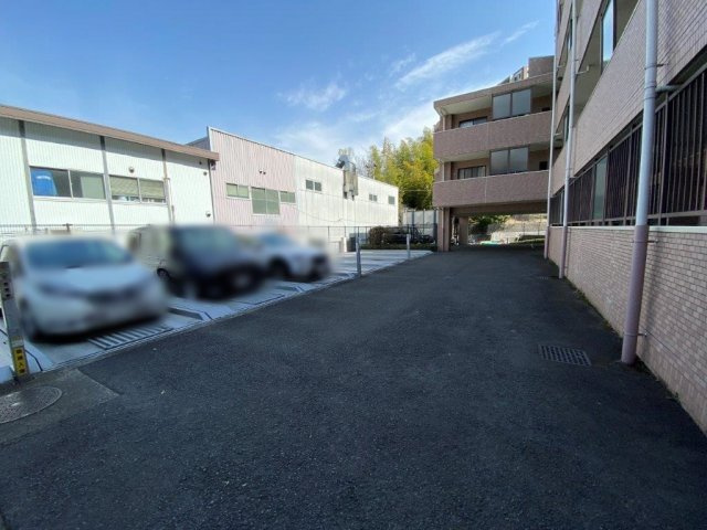 敷地内駐車場、近隣に月極駐車場も有ります。