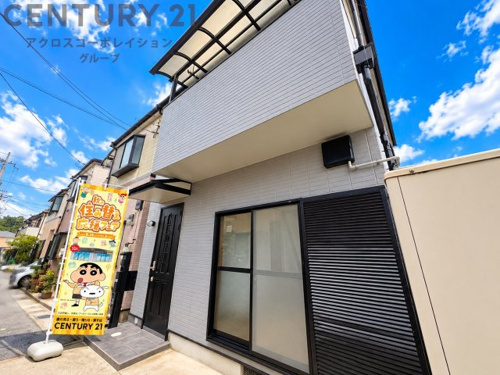 令和8年7月に室内外全面リフォーム済みのオール電化住宅です。キッチン・ユニットバス・洗面台・トイレ・モニターフォン・ポストの新調をはじめ、全クロス貼替、フロアタイル貼替、外壁・ベランダ塗装などを実施。