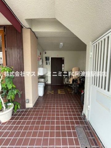 REBANGA上町台アパートメントのエントランス