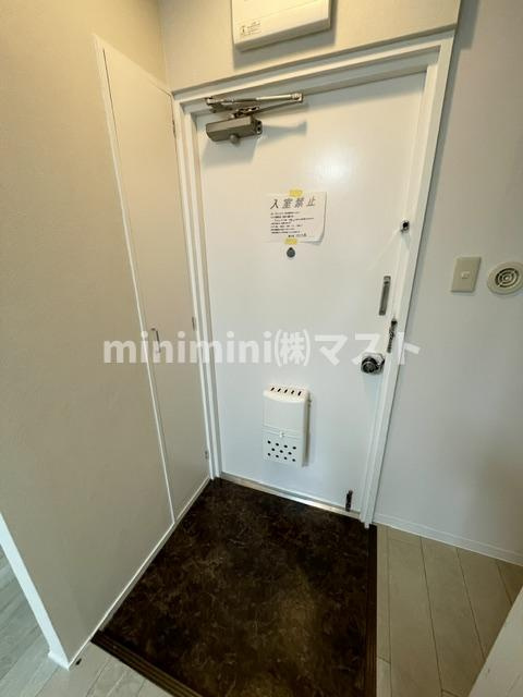 REBANGA上町台アパートメントの玄関