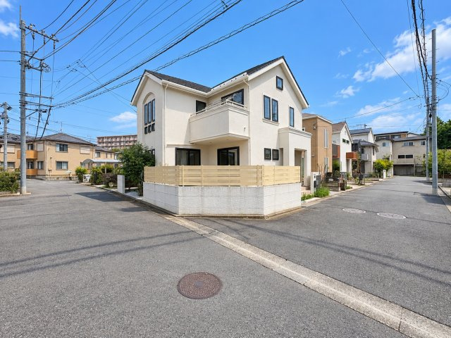 【外観】 | ◆緑区北八朔町　中古戸建◆ | ◆爽やかな青空の下に贅沢なほどに降り注ぐ陽光、豊かな居住性と、クオリティが見事に調和した住空間は、住まうことの喜びを感じさせてくれます。ゆとりある広い敷地で開放的なお住まいです。