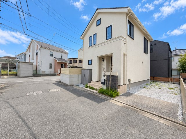 【外観】 | ◆緑区北八朔町　中古戸建◆ | ◆堂々たる趣ながら、主張し過ぎずどこか余裕を感じさせるシャープなフォルムで佇む邸宅は、晴天の空と照らし合わせる事で、本来あるべき完成形の姿を見せてくれます。

