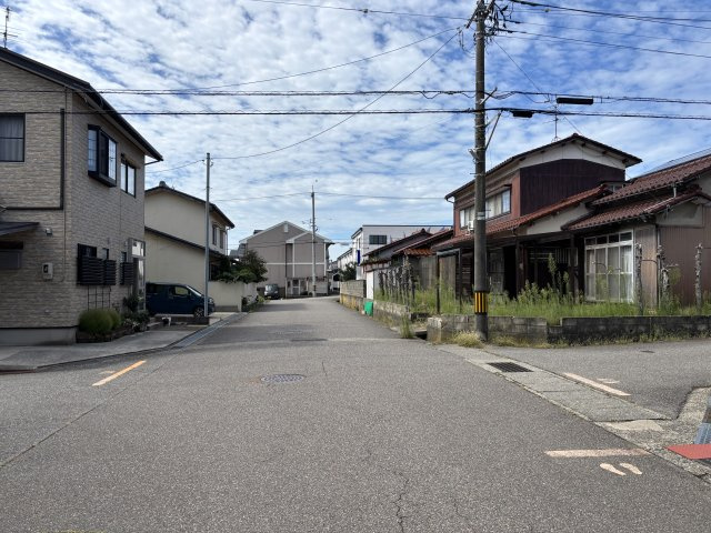 金沢市粟崎町2丁目の前面道路含む現地写真