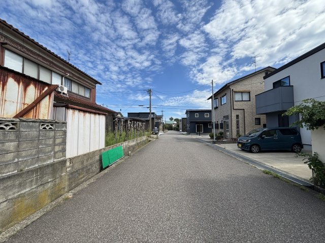 金沢市粟崎町2丁目の前面道路含む現地写真