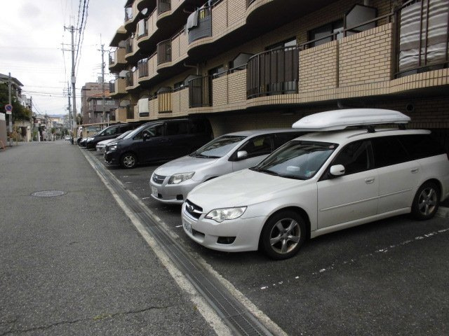 サンフラッツ南桜塚の駐車場
