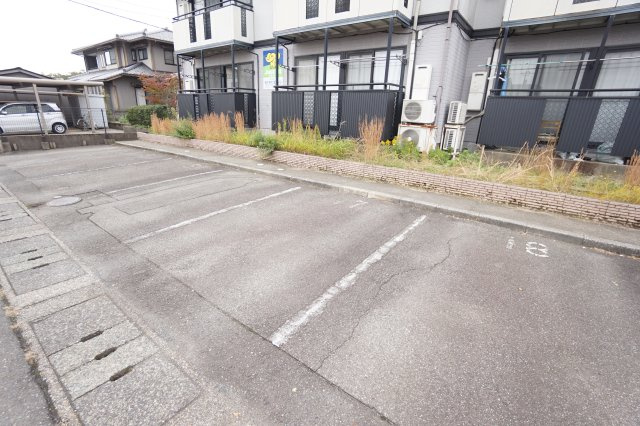 リトル・ウィングB棟の駐車場