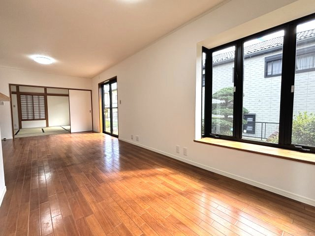 南向きで窓が多く日当りの良いリビングです