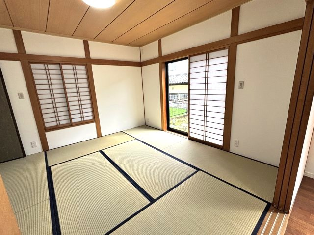 リビング隣の和室約8帖