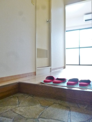 【玄関】 | 中村ビル | 玄関から室内への景観です！キッチンの奥に洋室5.8帖のお部屋があります♪キッチンと洋室の間には扉があるので、お料理のにおいがお部屋にこもりませんね♪