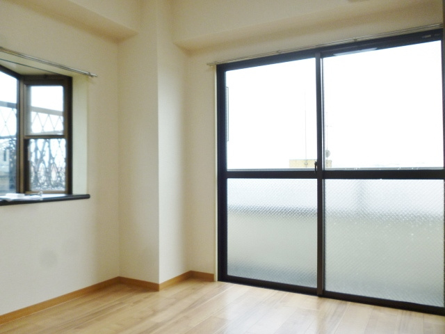 【洋室】 | 中村ビル | 南西向き洋室5.8帖☆バルコニーに繋がる角部屋二面採光のお部屋です♪洋室のお部屋は毎日のお手入れもラクラクできちゃいます！エアコン付きで1年中快適☆
