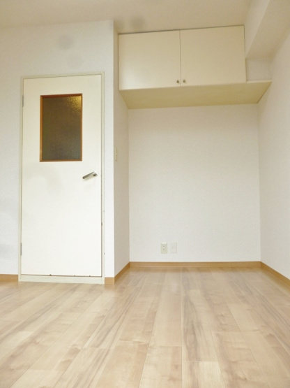 【寝室】 | 中村ビル | 南西向き洋室5.8帖☆上部に収納スペースがあります♪荷物を収納できてお部屋がすっきり片付きます☆