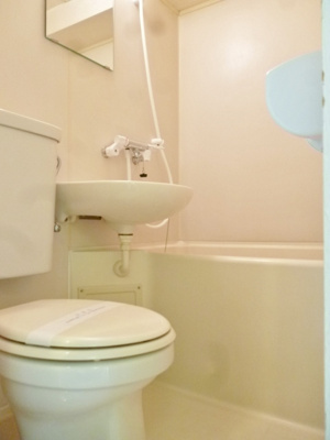 【トイレ】 | 中村ビル | バスルームにあるトイレです！水廻りのお掃除が一気にできちゃいますね☆