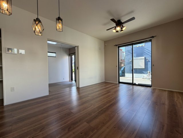 新座市新座3丁目中古戸建の居間・リビング