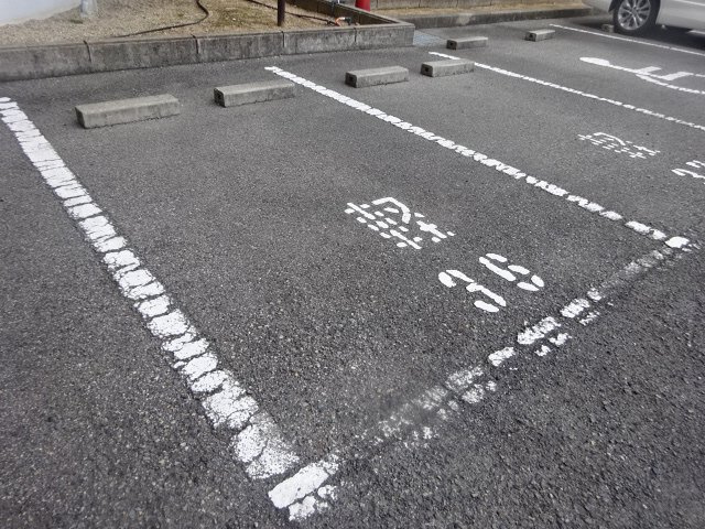 ルームズ学園北町の駐車場
