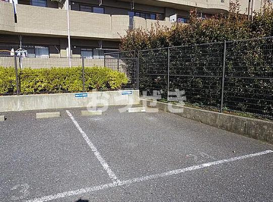 ベルウッド弐番館の駐車場