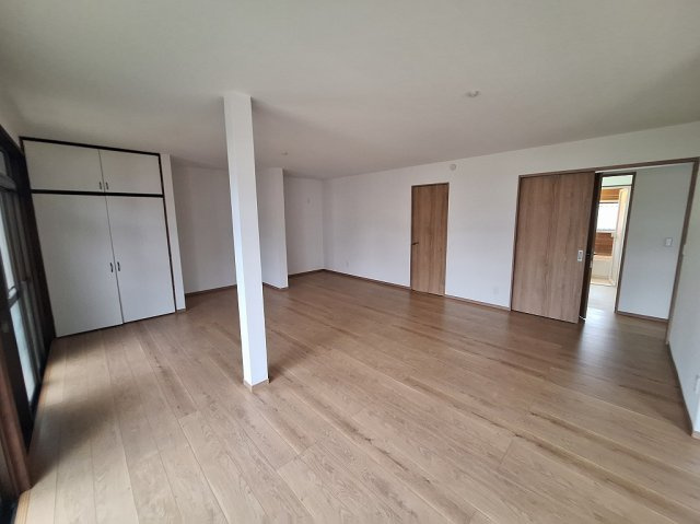 KEM高崎市吉井町吉井川中古住宅の居間・リビング|現地撮影