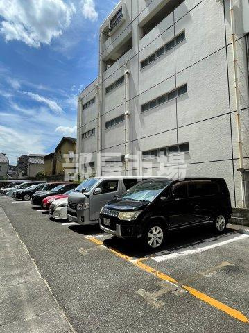 ラ・フォレ根岸の駐車場