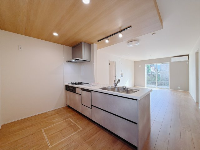 【新築戸建】富岡市富岡01期　のキッチン|■キッチン｜リビングまでの見通しが良く、家事をしながらでも、お子様の様子を見られるようになっています。お子様がいつもママのそばにいる安心感も生まれます♪