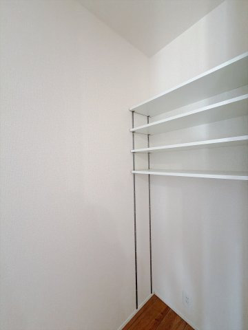 【新築戸建】富岡市富岡01期　の収納|■パントリー｜キッチンスペースに収納があると家事がラクになります！お菓子の保存や調理器具の保管もできます！