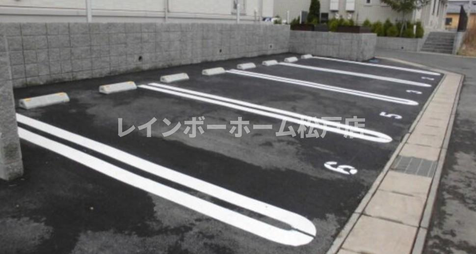 フェリーチェおおたかの森仲介手数料（賃料の1.10ヵ月）の50％OFF対象物件！の駐車場|車をお持ちの方に嬉しい駐車場付きの物件です
