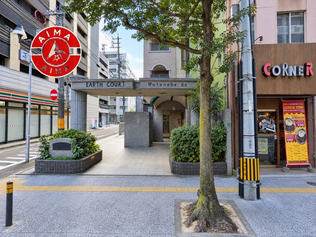 アースコート渡辺通りのロビー|温かみのあるエントランスロビーです。