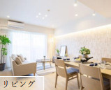 オーベル豊田旭が丘1番館の居間・リビング|南東向きの窓から自然光がしっかりと届く明るいリビングダイニングです。食事や家族での団らんの時間も心地よく過ごせます。家具配置もしやすく、インテリアのコーディネートを楽しめる広さを備えています。