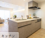 オーベル豊田旭が丘1番館のキッチン|手入れのしやすい対面型システムキッチンです。リビングにいる家族の様子を見守りながら料理が楽しめます。食器洗乾燥機も完備されているため、食後の後片付けもスムーズに行えて家事の手間を軽減できます。
