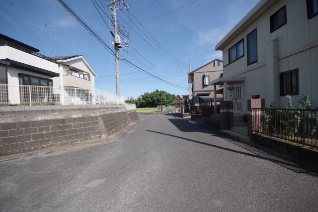 鹿沼市松原4丁目　戸建の前面道路含む現地写真