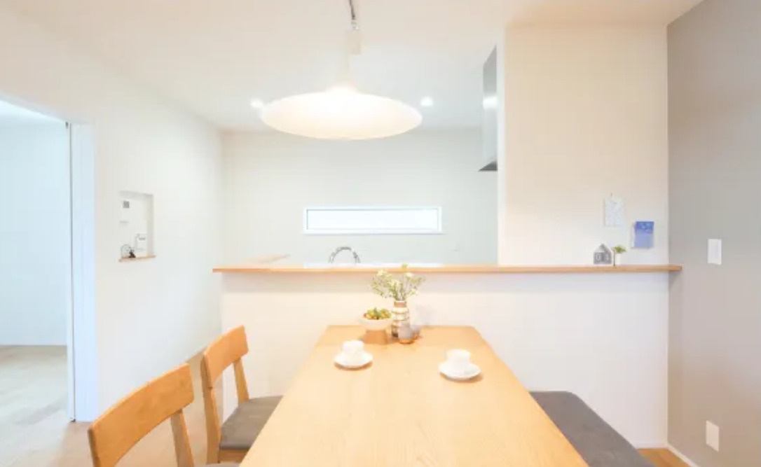 「18.5帖LDK×太陽光搭載ハイスペック平屋」高知市加賀野井2丁目　新築一戸建てのダイニング|料理の配膳や片付けスムーズなキッチンカウンター付き☆