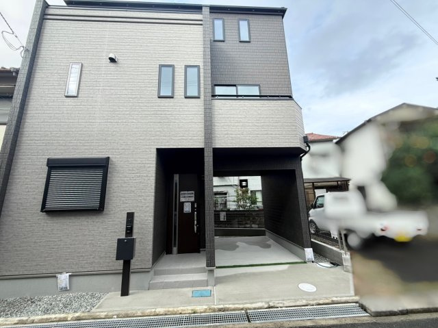 新築戸建　川西加茂1丁目の駐車場|天候を気にせず出し入れできるビルトインガレージ付き。愛車の保管はもちろん、作業スペースにも活用可能！