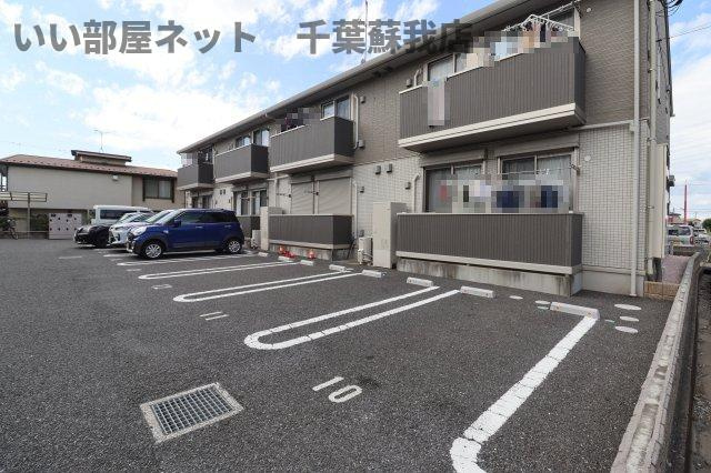 ゴルフォ・デ・コリナ　Bの駐車場|駐車場があるので、車を買う予定の方も安心です