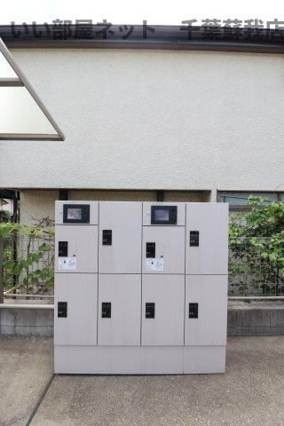 ゴルフォ・デ・コリナ　Bのエントランス|宅配ボックスがあると、自分の時間を有効活用できますね！