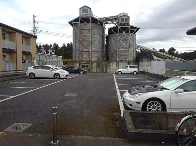 レオパレスアルブルの駐車場