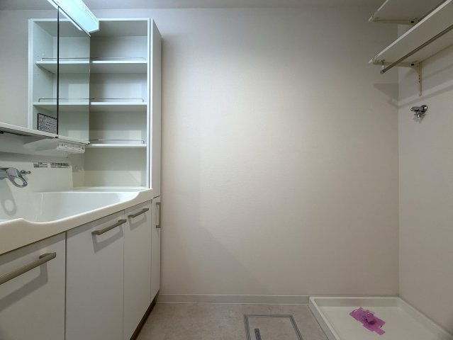 どんな駅だって４分の距離は圧倒的優位性あり！３面採光の角部屋で、上下階の音対策に二重床・二重天井を採用！ペットやお子様がいるならバッチコイ！な、『ライオンズステーションプラザ大和』リフォームの独立洗面台|朝の支度にも助かる、独立の洗髪洗面化粧台