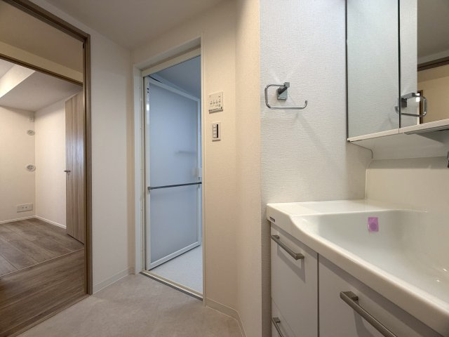 どんな駅だって４分の距離は圧倒的優位性あり！３面採光の角部屋で、上下階の音対策に二重床・二重天井を採用！ペットやお子様がいるならバッチコイ！な、『ライオンズステーションプラザ大和』リフォームの脱衣所