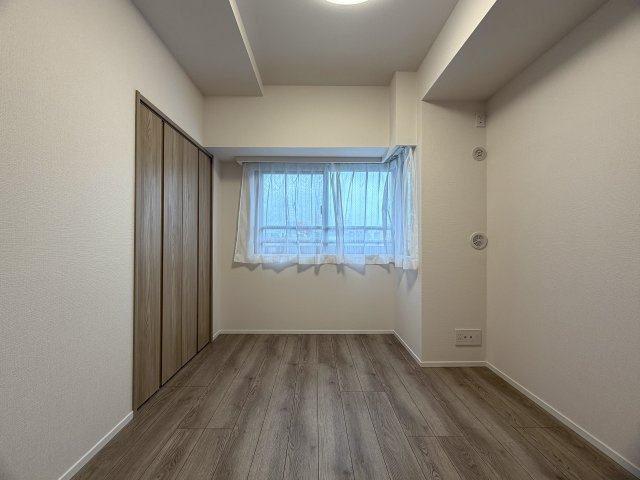 どんな駅だって４分の距離は圧倒的優位性あり！３面採光の角部屋で、上下階の音対策に二重床・二重天井を採用！ペットやお子様がいるならバッチコイ！な、『ライオンズステーションプラザ大和』リフォームの洋室|ゆったりした洋室です