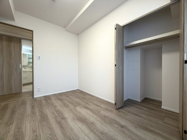 どんな駅だって４分の距離は圧倒的優位性あり！３面採光の角部屋で、上下階の音対策に二重床・二重天井を採用！ペットやお子様がいるならバッチコイ！な、『ライオンズステーションプラザ大和』リフォームの洋室|広々とした洋室です