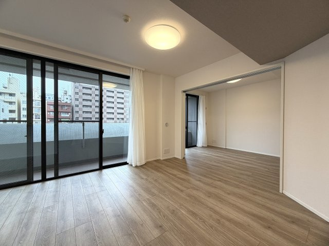 どんな駅だって４分の距離は圧倒的優位性あり！３面採光の角部屋で、上下階の音対策に二重床・二重天井を採用！ペットやお子様がいるならバッチコイ！な、『ライオンズステーションプラザ大和』リフォームの居間・リビング|ゆったり過ごせる居間です