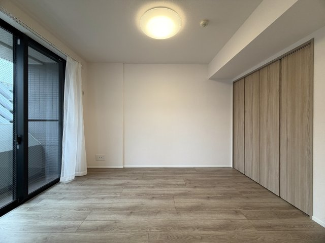 どんな駅だって４分の距離は圧倒的優位性あり！３面採光の角部屋で、上下階の音対策に二重床・二重天井を採用！ペットやお子様がいるならバッチコイ！な、『ライオンズステーションプラザ大和』リフォームの洋室|広々とした洋室です