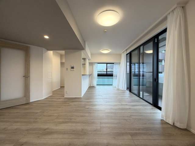 どんな駅だって４分の距離は圧倒的優位性あり！３面採光の角部屋で、上下階の音対策に二重床・二重天井を採用！ペットやお子様がいるならバッチコイ！な、『ライオンズステーションプラザ大和』リフォームの居間・リビング|こちらのリビングで趣味の時間をお楽しみください