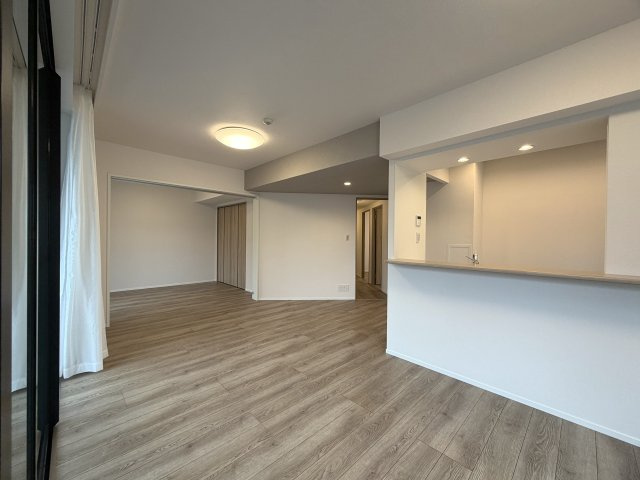 どんな駅だって４分の距離は圧倒的優位性あり！３面採光の角部屋で、上下階の音対策に二重床・二重天井を採用！ペットやお子様がいるならバッチコイ！な、『ライオンズステーションプラザ大和』リフォームの居間・リビング|ゆったりとした居間です