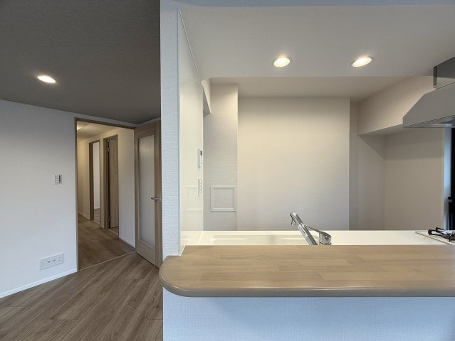 どんな駅だって４分の距離は圧倒的優位性あり！３面採光の角部屋で、上下階の音対策に二重床・二重天井を採用！ペットやお子様がいるならバッチコイ！な、『ライオンズステーションプラザ大和』リフォームの居間・リビング|使いやすい居間です