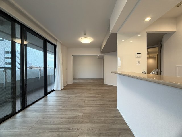 どんな駅だって４分の距離は圧倒的優位性あり！３面採光の角部屋で、上下階の音対策に二重床・二重天井を採用！ペットやお子様がいるならバッチコイ！な、『ライオンズステーションプラザ大和』リフォームの居間・リビング|こちらのリビングで趣味の時間をお楽しみください