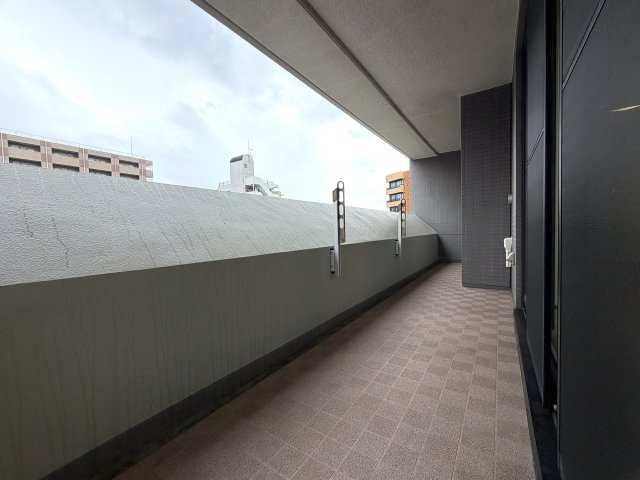 どんな駅だって４分の距離は圧倒的優位性あり！３面採光の角部屋で、上下階の音対策に二重床・二重天井を採用！ペットやお子様がいるならバッチコイ！な、『ライオンズステーションプラザ大和』リフォームのバルコニー|お洗濯にも便利なバルコニー付き