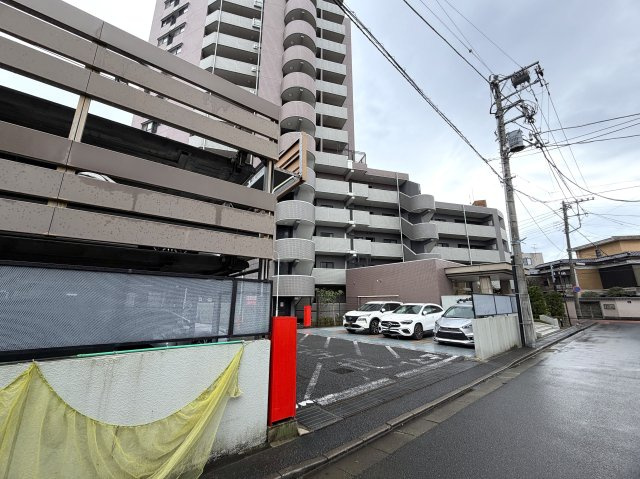 どんな駅だって４分の距離は圧倒的優位性あり！３面採光の角部屋で、上下階の音対策に二重床・二重天井を採用！ペットやお子様がいるならバッチコイ！な、『ライオンズステーションプラザ大和』リフォームの駐車場