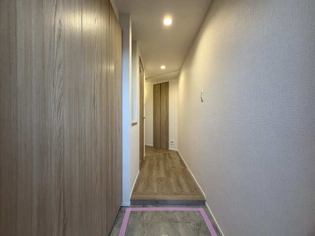 どんな駅だって４分の距離は圧倒的優位性あり！３面採光の角部屋で、上下階の音対策に二重床・二重天井を採用！ペットやお子様がいるならバッチコイ！な、『ライオンズステーションプラザ大和』リフォームの玄関|きれいな玄関です