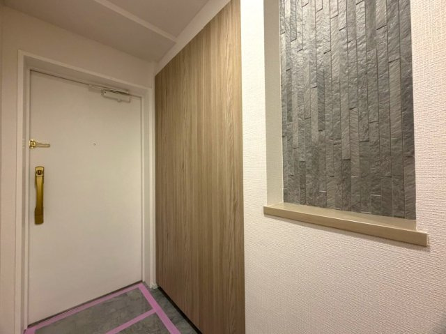 どんな駅だって４分の距離は圧倒的優位性あり！３面採光の角部屋で、上下階の音対策に二重床・二重天井を採用！ペットやお子様がいるならバッチコイ！な、『ライオンズステーションプラザ大和』リフォームの玄関|明るい玄関です